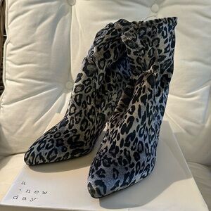 NWT “a.new day” blk & grey leopard print velour ankle boots